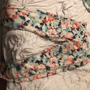 AMERICAN EAGLE workout pants on floral